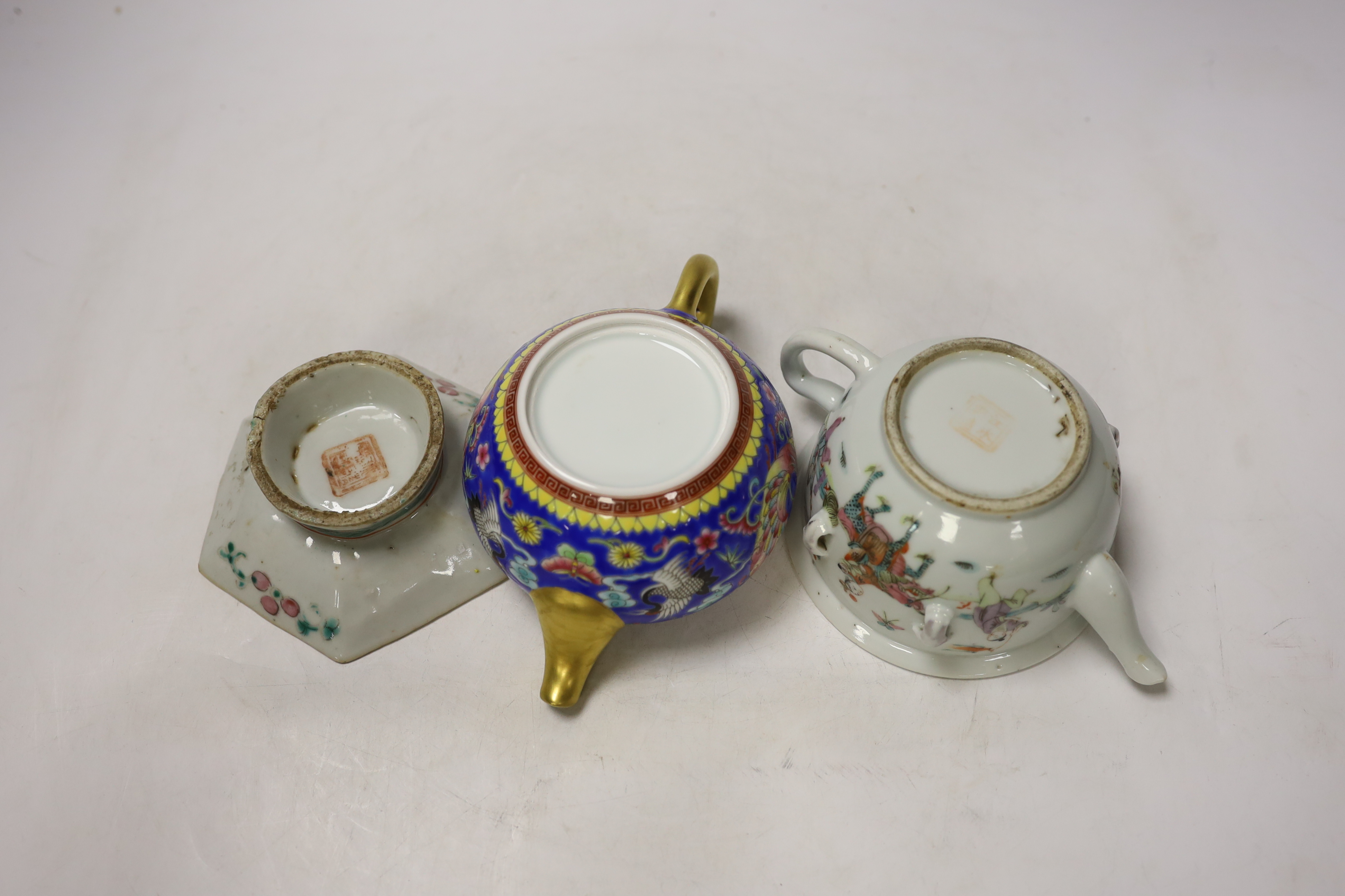 Two Chinese porcelain teapots (one missing cover) and a hexagonal pedestal dish, tallest 9.5cm